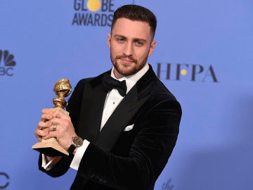 Aaron Taylor-Johnson con su Globo de Oro Aaron Taylor-Johnson con su Globo de Oro