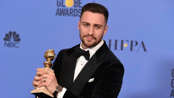 Aaron Taylor-Johnson con su Globo de Oro Aaron Taylor-Johnson con su Globo de Oro