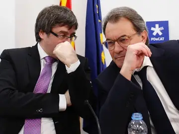 Carles Puigdemont junto a Artur Mas Carles Puigdemont junto a Artur Mas