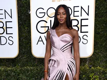 Naomi Campbell, con vestido de Versace en rosa y negro Naomi Campbell, con vestido de Versace en rosa y negro