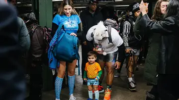 Centenares de usuarios del metro sin pantalones Centenares de usuarios del metro sin pantalones