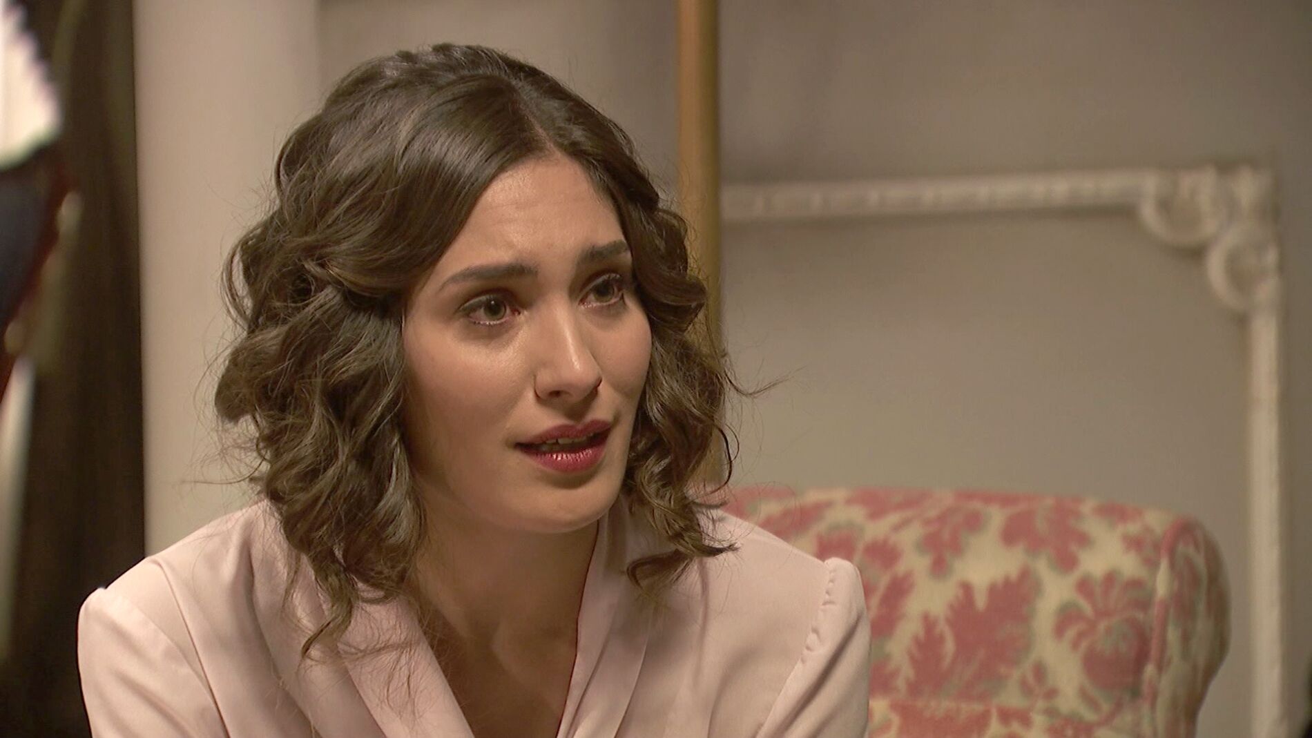 Camila, con la pena pintada en el rostro, confiesa su temor a Don Anselmo