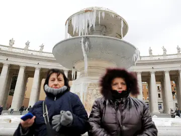 La fuente de la Plaza del Vaticano congelada La fuente de la Plaza del Vaticano congelada