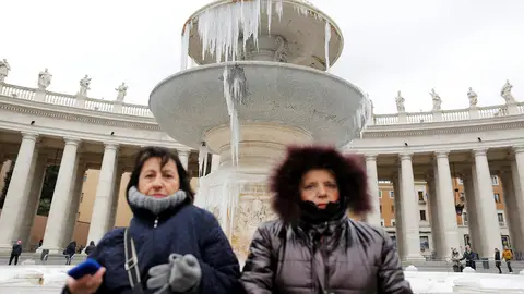 La fuente de la Plaza del Vaticano congelada La fuente de la Plaza del Vaticano congelada