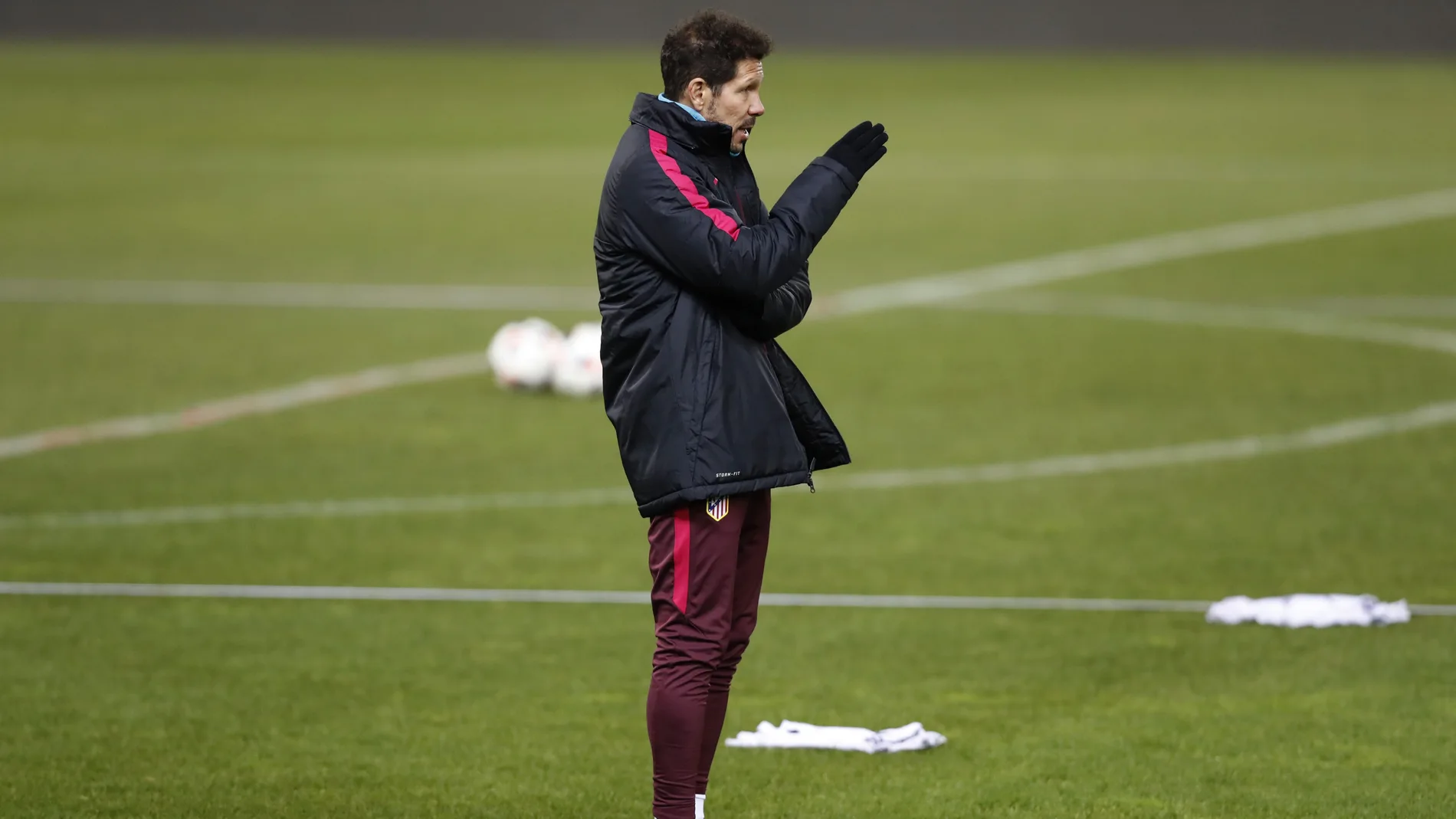 Simeone durante el entrenamiento Simeone durante el entrenamiento