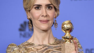 Sarah Paulson con su Globo de Oro por 'American Crime Story'