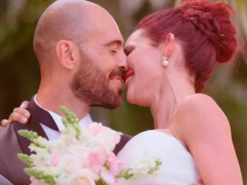 Los tímidos primeros besos de casados de Marie y Jonathan Los tímidos primeros besos de casados de Marie y Jonathan