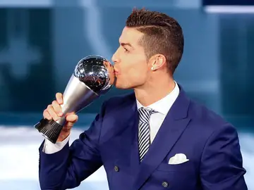 Cristiano Ronaldo besando el premio 'The Best' a 'Mejor Jugador' de la FIFA Cristiano Ronaldo besando el premio 'The Best' a 'Mejor Jugador' de la FIFA