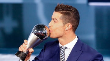 Cristiano Ronaldo besando el premio 'The Best' a 'Mejor Jugador' de la FIFA