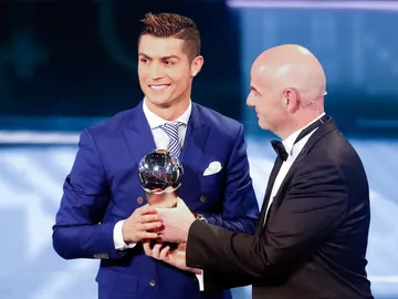 Cristiano Ronaldo recibiendo el premio 'The Best' a 'Mejor Jugador' por la FIFA Cristiano Ronaldo recibiendo el premio 'The Best' a 'Mejor Jugador' por la FIFA