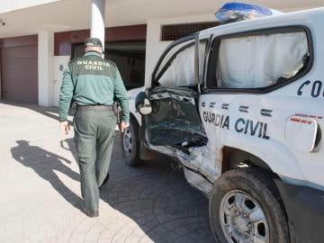 Así ha quedado el coche patrulla de la Guardia Civil