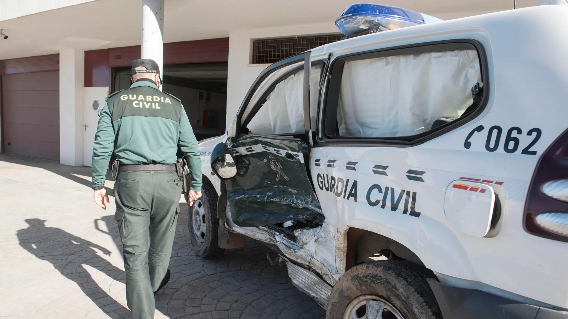 Así ha quedado el coche patrulla de la Guardia Civil Así ha quedado el coche patrulla de la Guardia Civil