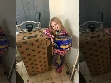La pequeña Brooke junto a la casa de muñecas y las galletas La pequeña Brooke junto a la casa de muñecas y las galletas