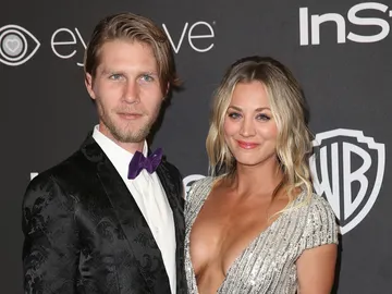 Kaley Cuoco y su novio Karl Cook en la fiesta de InStyle Kaley Cuoco y su novio Karl Cook en la fiesta de InStyle