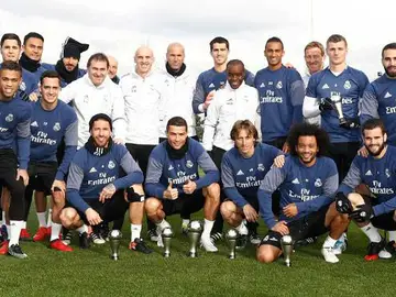 La plantilla del Real Madrid posa con los trofeos de la gala The Best La plantilla del Real Madrid posa con los trofeos de la gala The Best