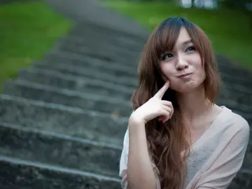 Mujer pensando Mujer pensando