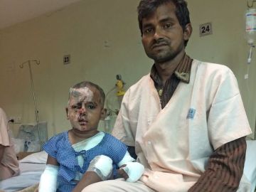 El niño atacado junto a su cirujano