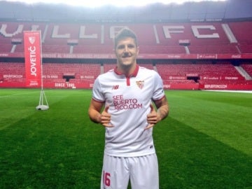 Stevan Jovetic posa con la camiseta del Sevilla