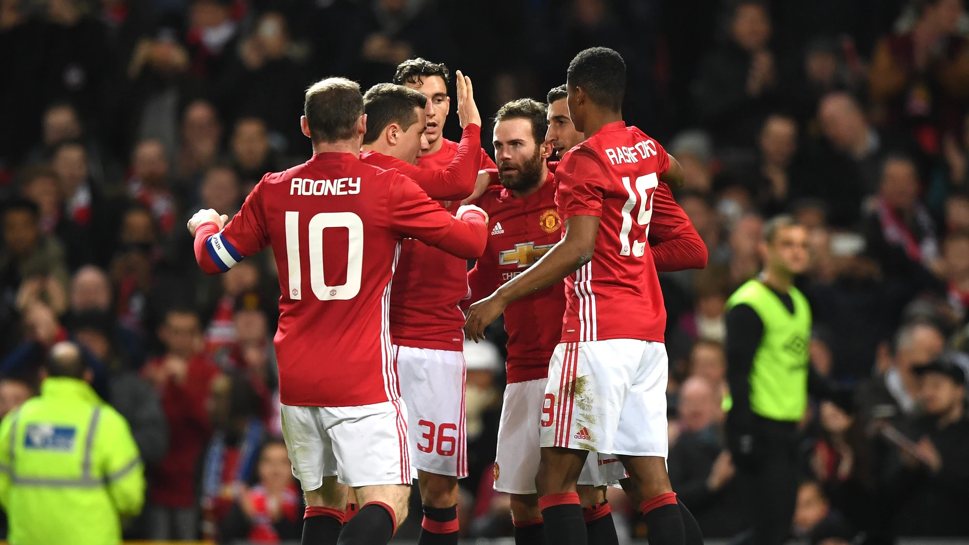 Juan Mata celebra su gol con sus compañeros Juan Mata celebra su gol con sus compañeros
