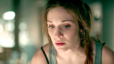 Lara recibe la visita del asesino en su casa 