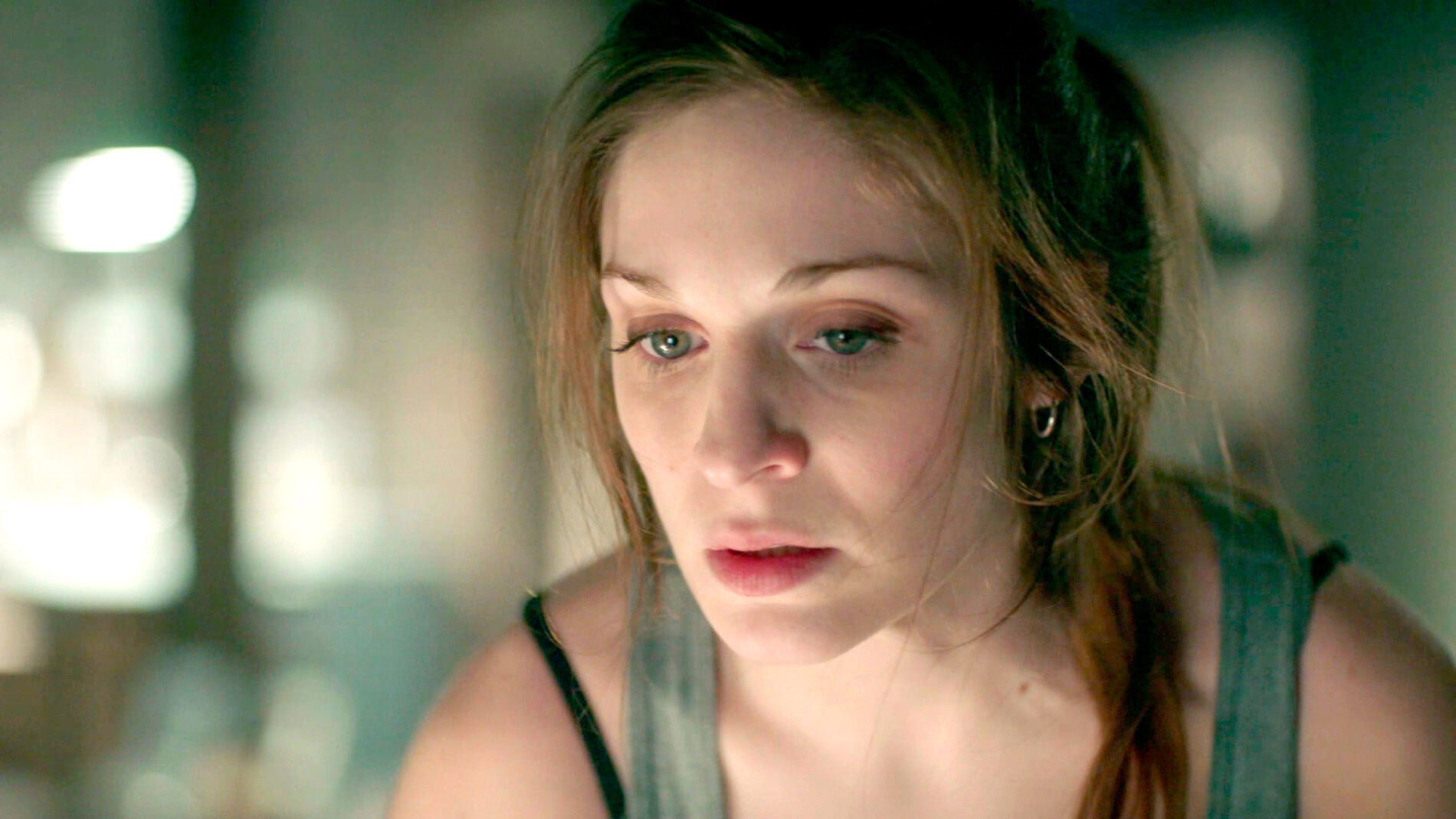 Lara recibe la visita del asesino en su casa 