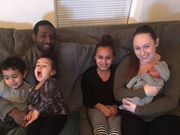 Lamar Austin junto a su familia