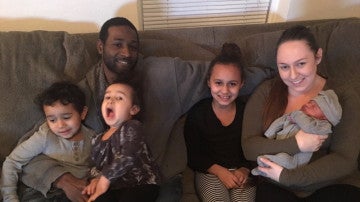 Lamar Austin junto a su familia