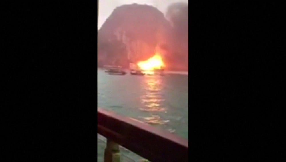 Frame 3.509333 de: Incendio de un barco turístico que transportaba a 21 personas en Vietnam