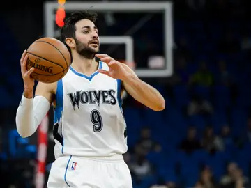Ricky Rubio asiste en un partido con los Timberwolves Ricky Rubio asiste en un partido con los Timberwolves