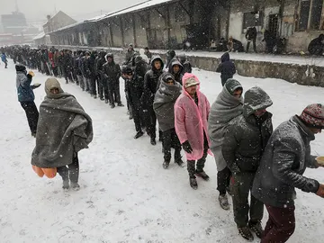 Los refugiados guardan colas por un plato de comida caliente Los refugiados guardan colas por un plato de comida caliente