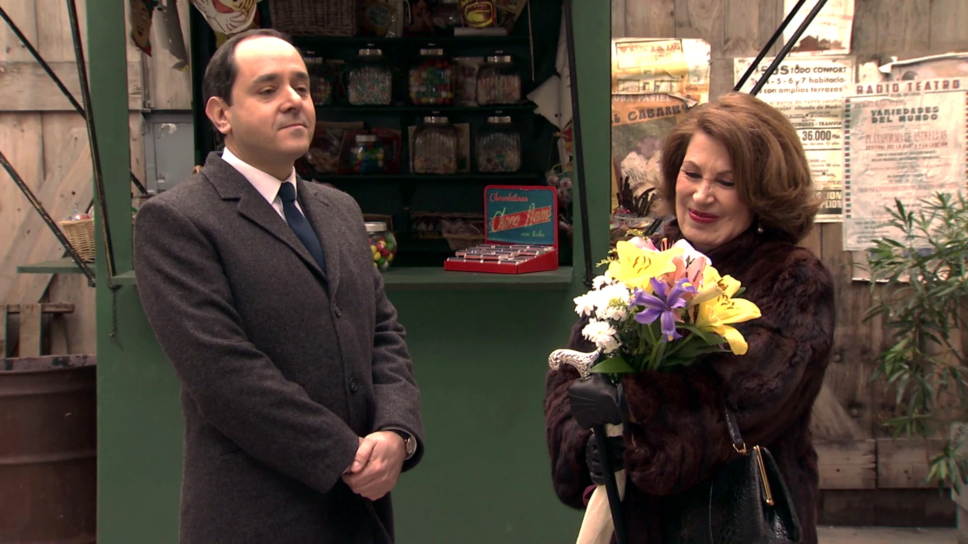 Ginés le regala un ramo de flores a Ana María por su aniversario