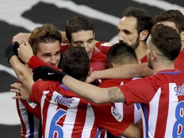Griezmann es felicitado tras abrir el marcador ante Las Palmas