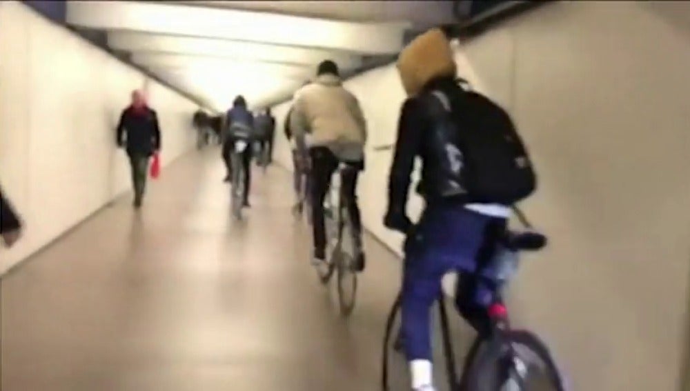 Frame 0.834971 de: Buscan a un grupo de jóvenes que circuló en bicicleta de forma temeraria por el metro de Barcelona 