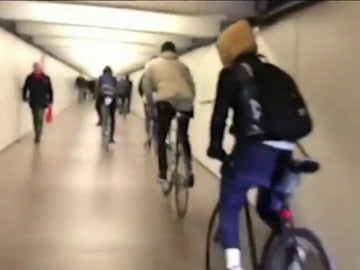 Frame 0.834971 de: Buscan a un grupo de jóvenes que circuló en bicicleta de forma temeraria por el metro de Barcelona 