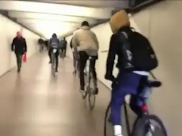 Frame 0.834971 de: Buscan a un grupo de jóvenes que circuló en bicicleta de forma temeraria por el metro de Barcelona Frame 0.834971 de: Buscan a un grupo de jóvenes que circuló en bicicleta de forma temeraria por el metro de Barcelona