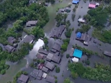 Frame 0.835631 de: Asciende a 25 el número de muertos por las inundaciones en Tailandia
