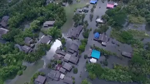 Frame 0.835631 de: Asciende a 25 el número de muertos por las inundaciones en Tailandia Frame 0.835631 de: Asciende a 25 el número de muertos por las inundaciones en Tailandia