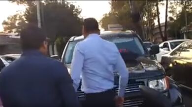 Un mexicano descubre al amante de su esposa conduciendo su propio coche en plena calle