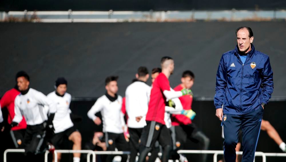 Salvador González 'Voro' dirige al Valencia en un entrenamiento