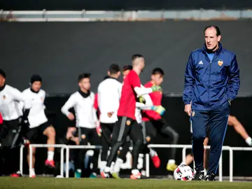 Salvador González 'Voro' dirige al Valencia en un entrenamiento Salvador González 'Voro' dirige al Valencia en un entrenamiento