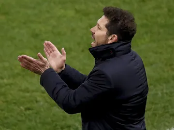 Simeone anima a sus jugadores en la banda del Vicente Calderón Simeone anima a sus jugadores en la banda del Vicente Calderón