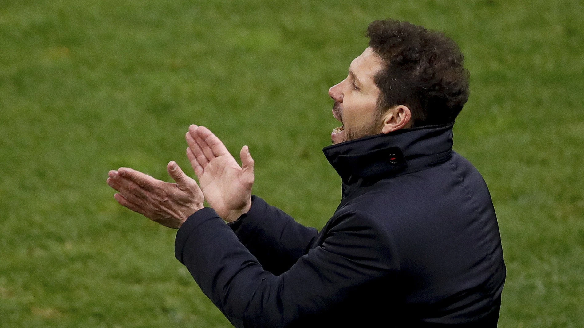 Simeone anima a sus jugadores en la banda del Vicente Calderón Simeone anima a sus jugadores en la banda del Vicente Calderón