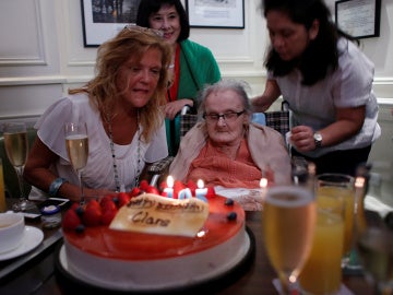 Clare Hollingworth en su 105 cumpleaños