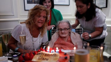 Clare Hollingworth en su 105 cumpleaños