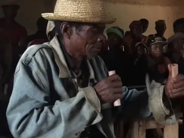 Un hombre prueba la 'papelfugadora' Un hombre prueba la 'papelfugadora'