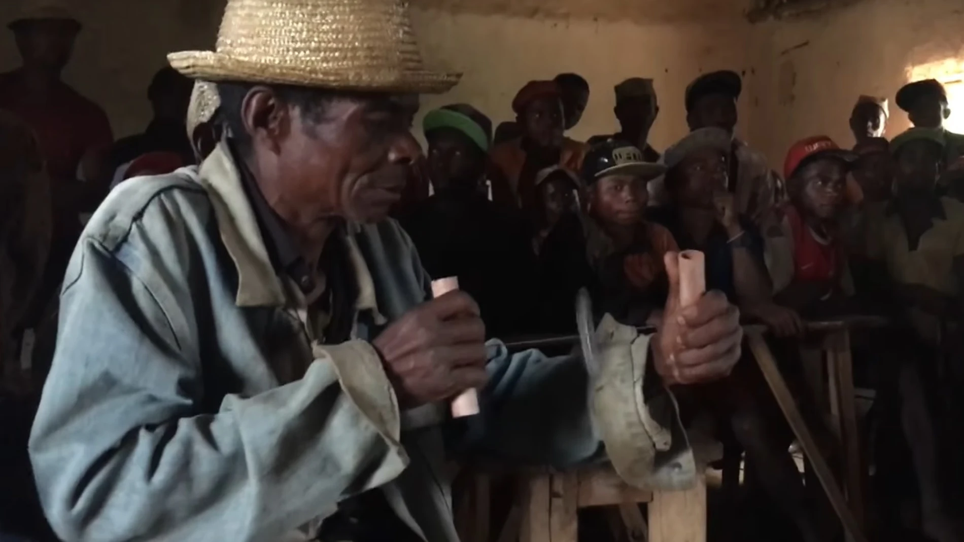 Un hombre prueba la 'papelfugadora' Un hombre prueba la 'papelfugadora'