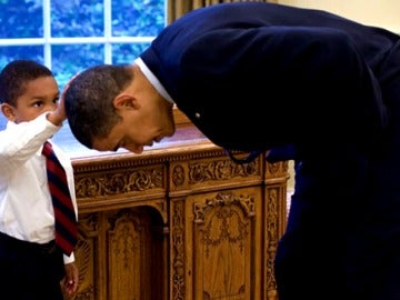 Frame 31.296243 de: Los fotógrafos de la Casa Blanca han captado a los últimos presidentes de los EEUU en situaciones sorprendentes