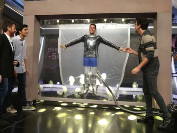 Marron consigue crear a 'Adhesivoman', el nuevo superhéroe de 'El Hormiguero 3.0' Marron consigue crear a 'Adhesivoman', el nuevo superhéroe de 'El Hormiguero 3.0'