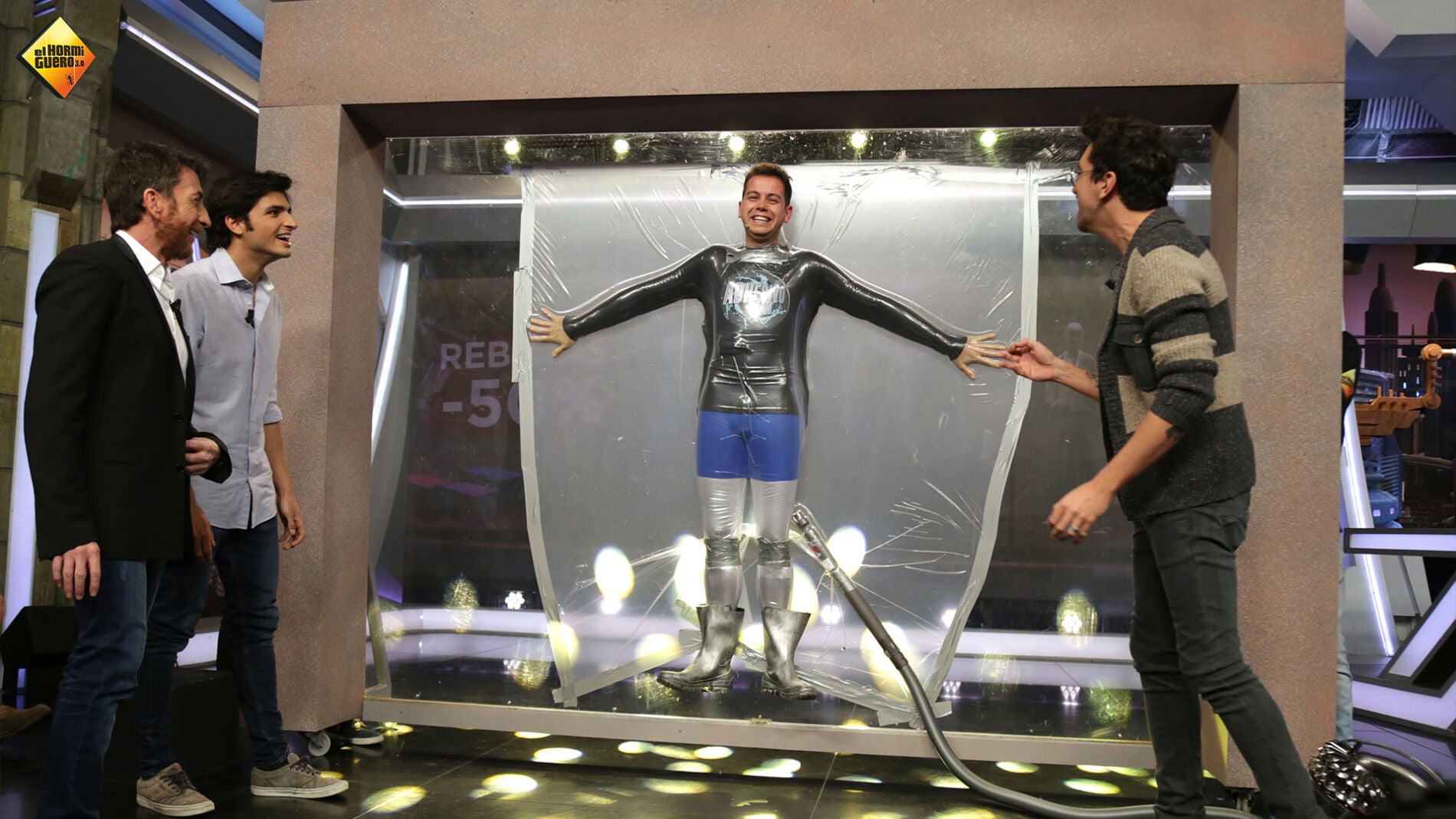 Marron consigue crear a 'Adhesivoman', el nuevo superh&eacute;roe de 'El Hormiguero 3.0'