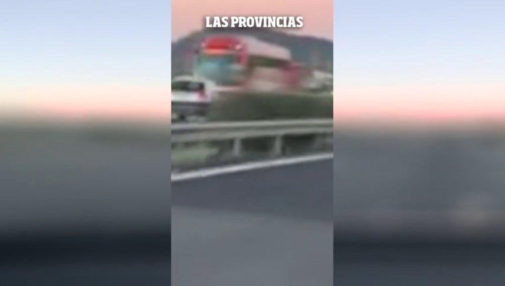 Frame 17.024 de: Interceptan a un Kamikaze en la autopista AP-7 en Valencia después de cruzarse con varios vehículos